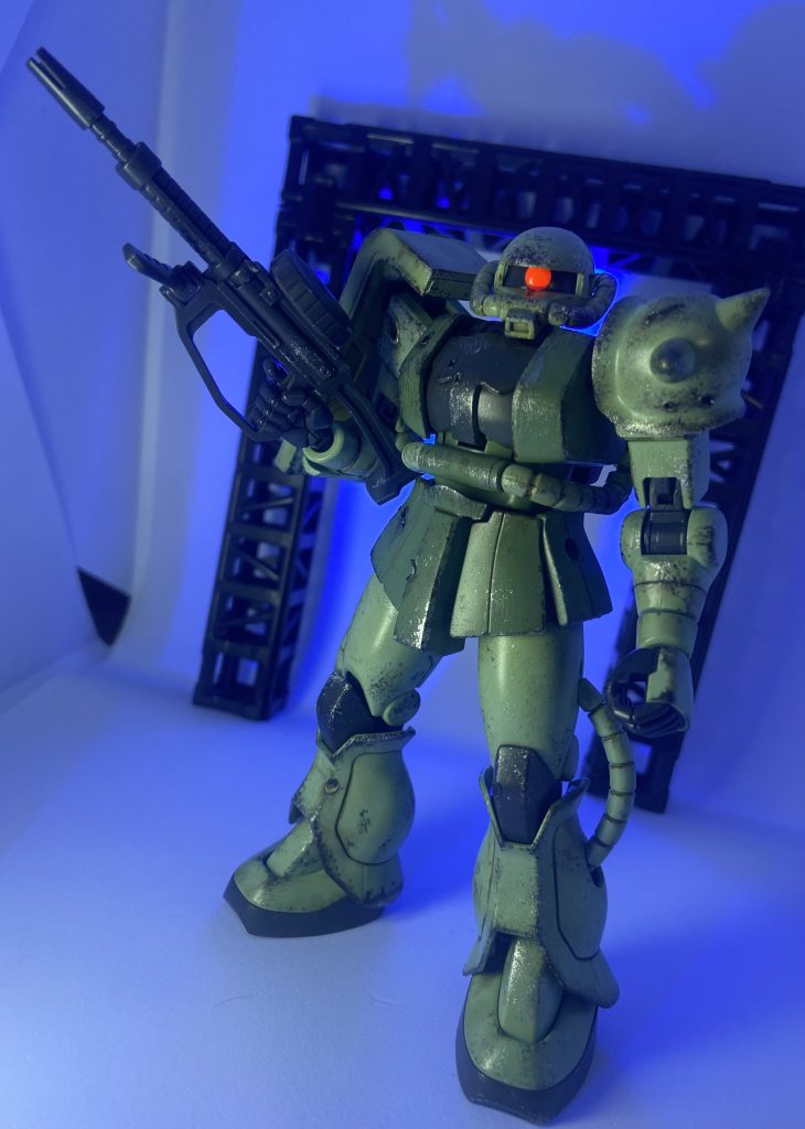 こちらはブラックライトで光るモノアイがかっこいいザクIIです。このザクならジムくんのビーム兵器にも怯まず勝てそうな強者感があります。ちょっと目のスリットが広いせいか可愛いですね見て頂きありがとうございましたジオンと連邦仲良く喧嘩しましょう