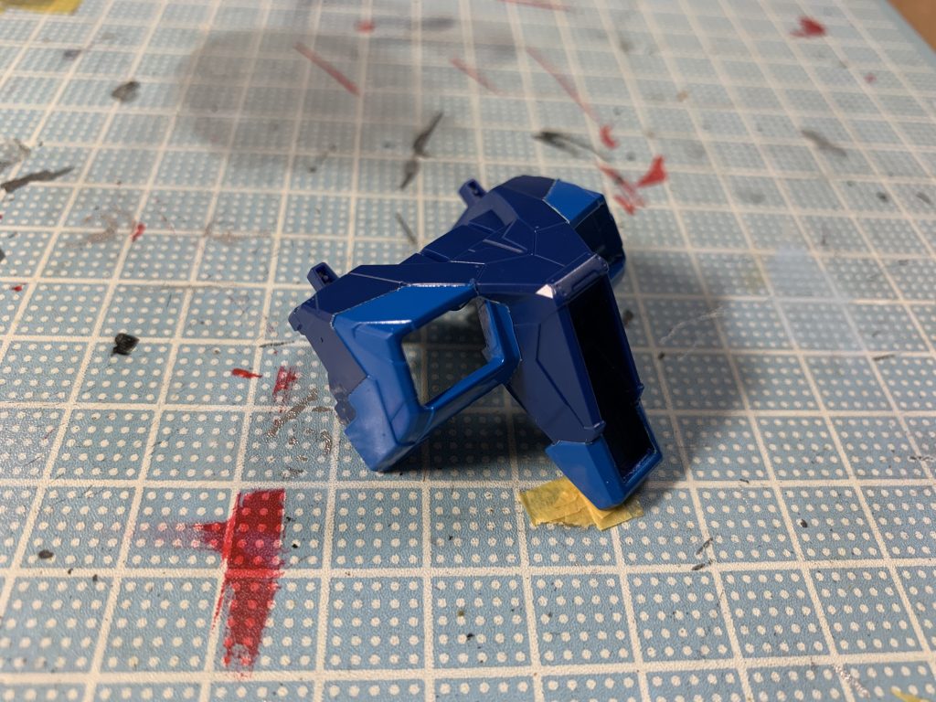 実際の等身大ガンダムっぽく濃淡の違う青色で塗り分け。