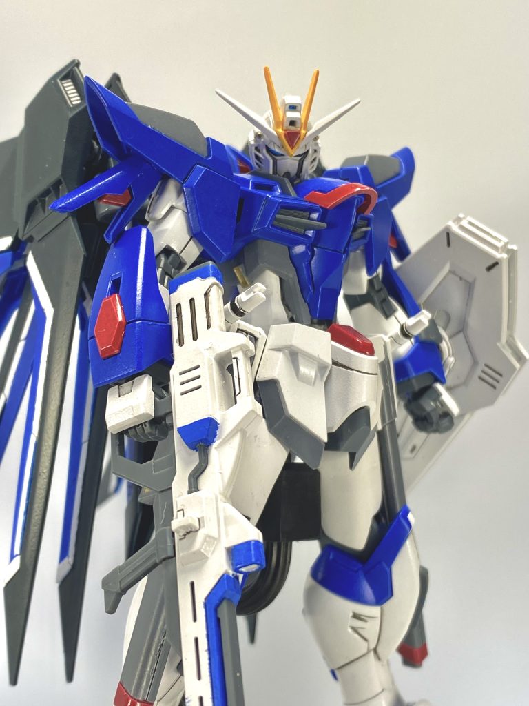 肩部スラスターを下げる事でポスターの状態を再現しました。