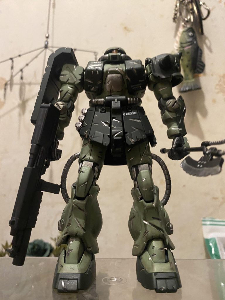 　胸部の赤いパーツ等は無視して、自分の塗りたいように塗り、傷を付け、とても楽しみながら制作できました。