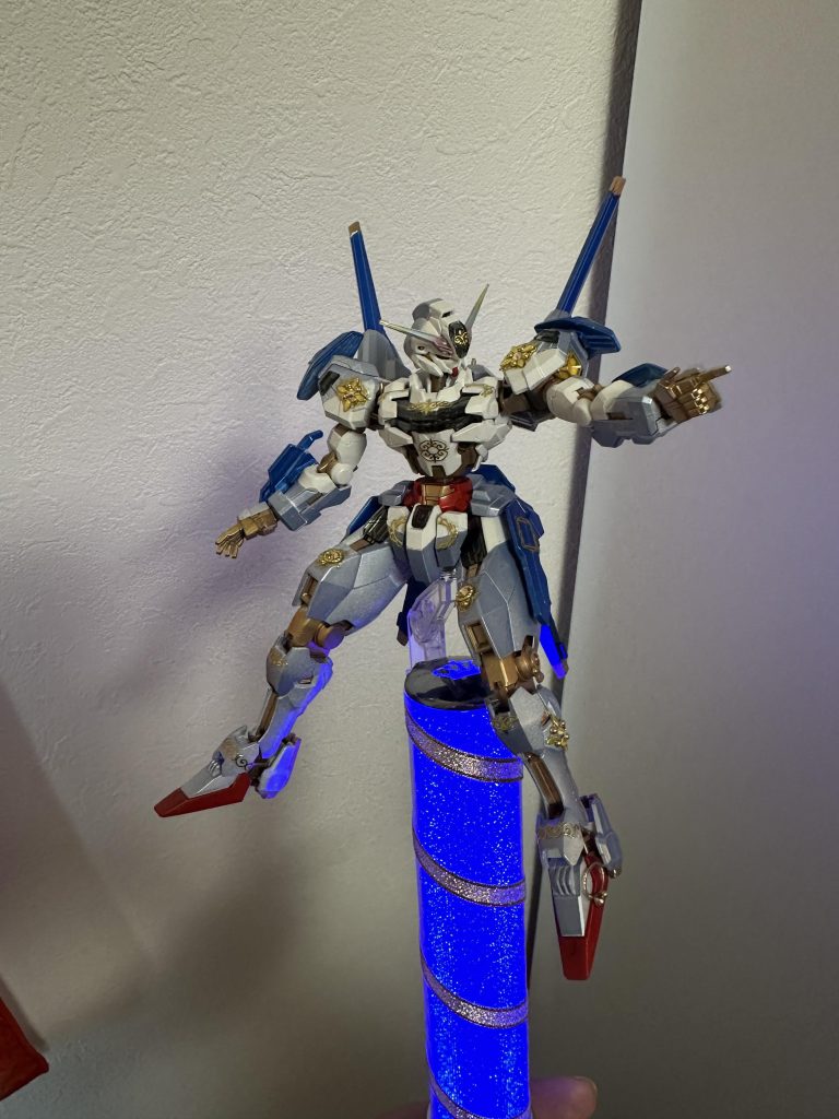 ライブで振れるように、台座をキングブレードに取りつけました。 