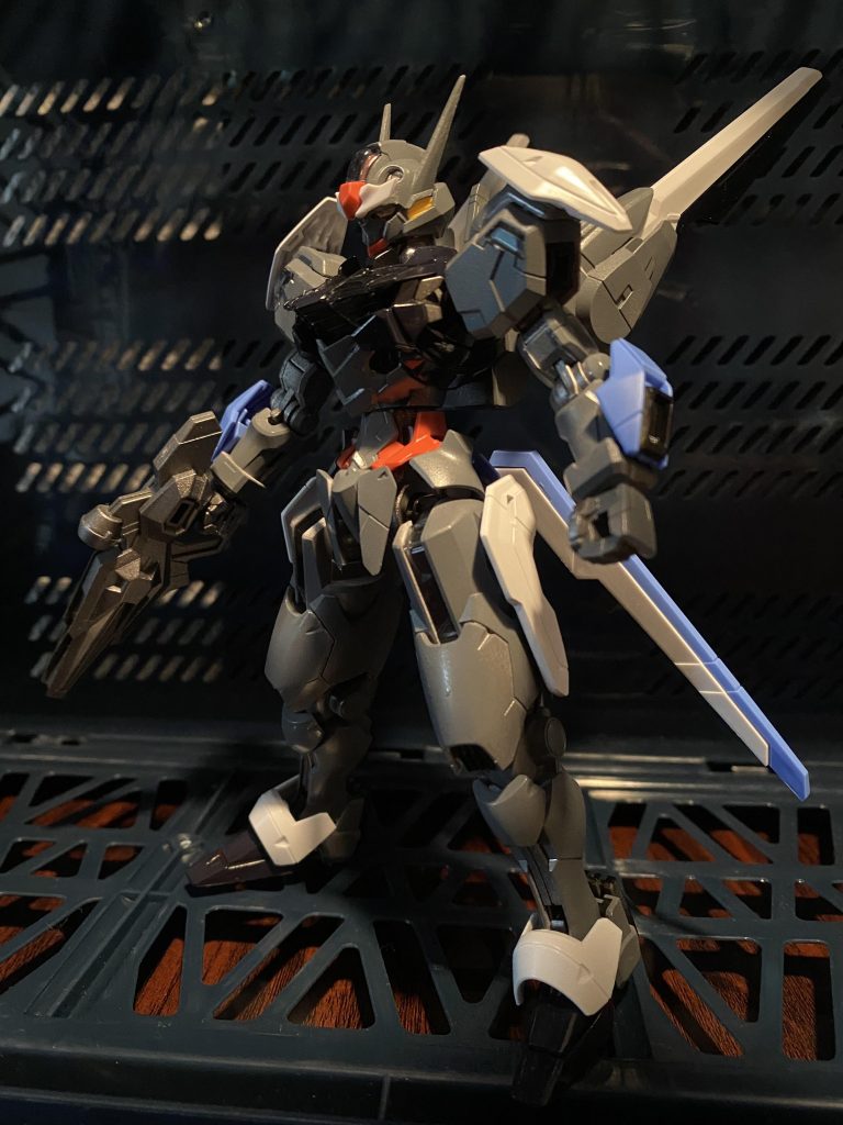 横から。手足のダークグレーのつや消し色が締まった感じを出せているのでは