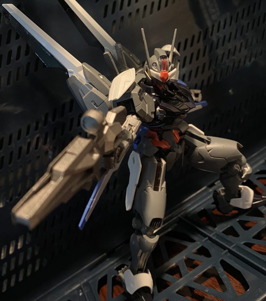 構え。こうして見ると全体的に暗い色ばかりなので、未塗装部の白がアクセントになっているのでは。