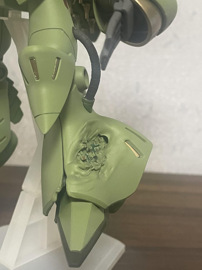 左足も破損表現。　あとはザクっぽく腿と膝をパイプで繋いでみました。