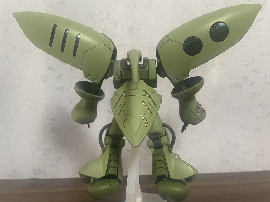 後ろは前と合わせたスジ彫りだけ。