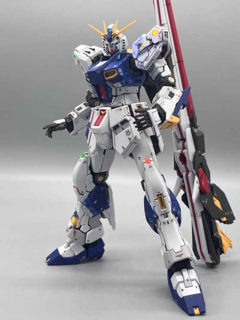 1部は蛍光塗料を使用してるのでブラックライトで光ります。モノアイに使用した蛍光ブルーグリーンがいい色ではあるのですが、かなり暗くなったので下地のシルバー等が必要かなと感じました。