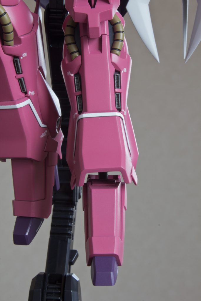 スネ両側には市販パーツ埋め込み