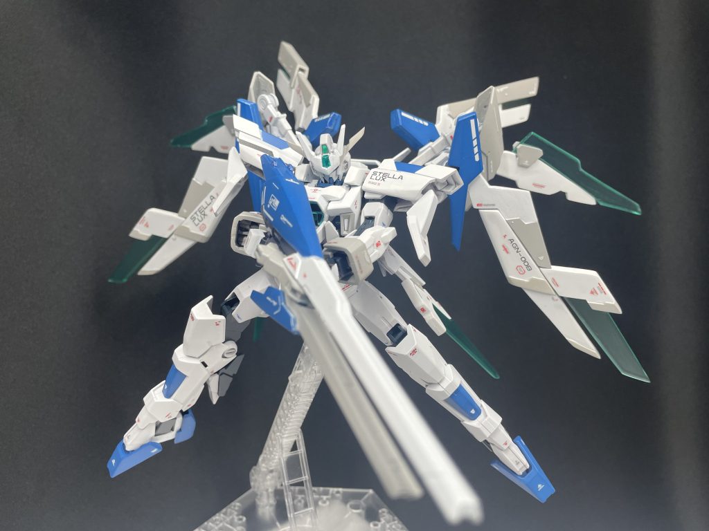 ・ポーズ2追加で撮った写真なので背景が違いますがいい感じに撮れたのでこのまま貼らせてもらいます!バックパックが羽の形状で厳ついのでフリーダムやデスティニーの用にSEED立ちが似合うかなと脚を大幅に開いてのポージングです!SEED立ち難しい!😅元々背負いものの羽の様なデザインにはウイングガンダムゼロEWの羽をAGEや00の世界観に合わせてみようと作って見たのですがもはや面影もクソもないですね(笑)6枚なのが良くなかったのかもしれないですね。