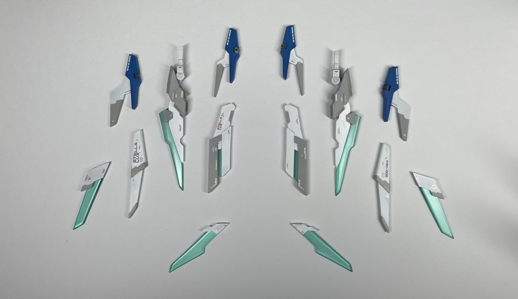 こちらが今回プラ板から整形したパーツです。青の部分はAGE2のものを採用しておりその他は新規造形です。苦労はしますが自分オリジナルのパーツって専用機感出ていいですよね😊