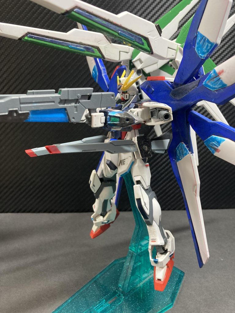 スーパーハイマットモード時には理論上50機の機体を同時に攻撃できる。(ただしダイバーにかなり複雑な操作と、高い空間認識能力が必要になってくるため使用は困難を極める)欠点も多く存在する。地上ではドラグーンを使用できない点や操作がまだ難しいこと。さらに近接戦闘武器を持たないため、接近戦でも対応力を問われること等、使用者を選ぶ機体なのは変わりない。それでも完全に使いこなせば、圧倒的な火力でまさに「一騎当千」なこともできるだろう