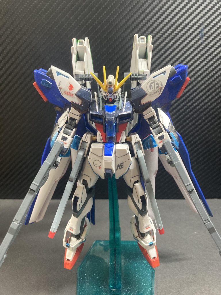 今回の大規模な改修によって変わった点は、OO系列のパーツの多く不採用とし、新たにフリーダム・ストライクフリーダムガンダムのパーツを使用した点だろう。これにより素体であるストライクガンダムとの互換性や、システム系統の統一、武装類の流用などを行い、改修前のかなりピーキーな操作性も改善された。(それでもこの機体を扱うのは難しいようだが)