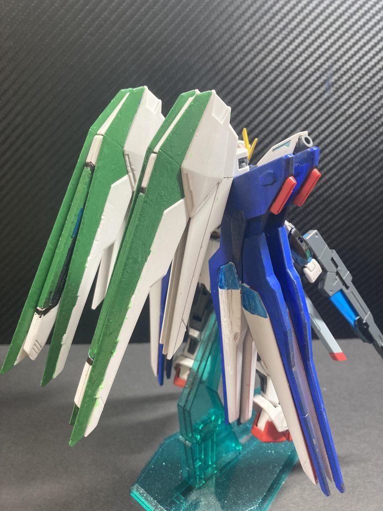 背部バックパックには新たにストライクフリーダムのウィングと、フリーダムガンダムのウィングを組み合わせたものを装備している。これによって多重マルチロックオンや、ドラグーン(装備時でも一応使用が可能だが)使用時の『光の翼』を使った高速戦闘も可能になった。