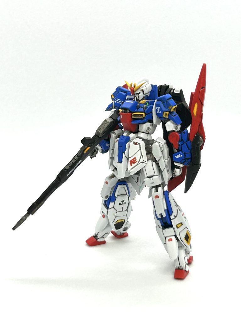 頭を後ろに延長し、頭部バルカンを真鍮パイプにしてます胸のダクト下の形状変更、胸の上にフィンを取り付けお腹パーツは別のアーティファクトのジャンクパーツから削り出して別パーツ化フライングアーマーを収納状態膝の形状変更ビームライフルのスクラッチ表情のある左手の製作が稼働以外の弄ったところです。