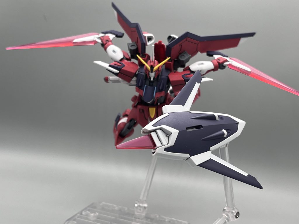 シールドを飛ばして突撃。シールになっている白も塗り分けています。