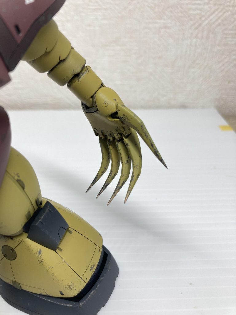 アイアンネイルはプラ材と真鍮線でシャープ化させました。コレならガンダムハンマーどころか、ガンダムを串刺し出来そうですが、実際は後ハメ加工の都合からアイアンネイルの保持力が殆どなくて受け止めも出来ませんw