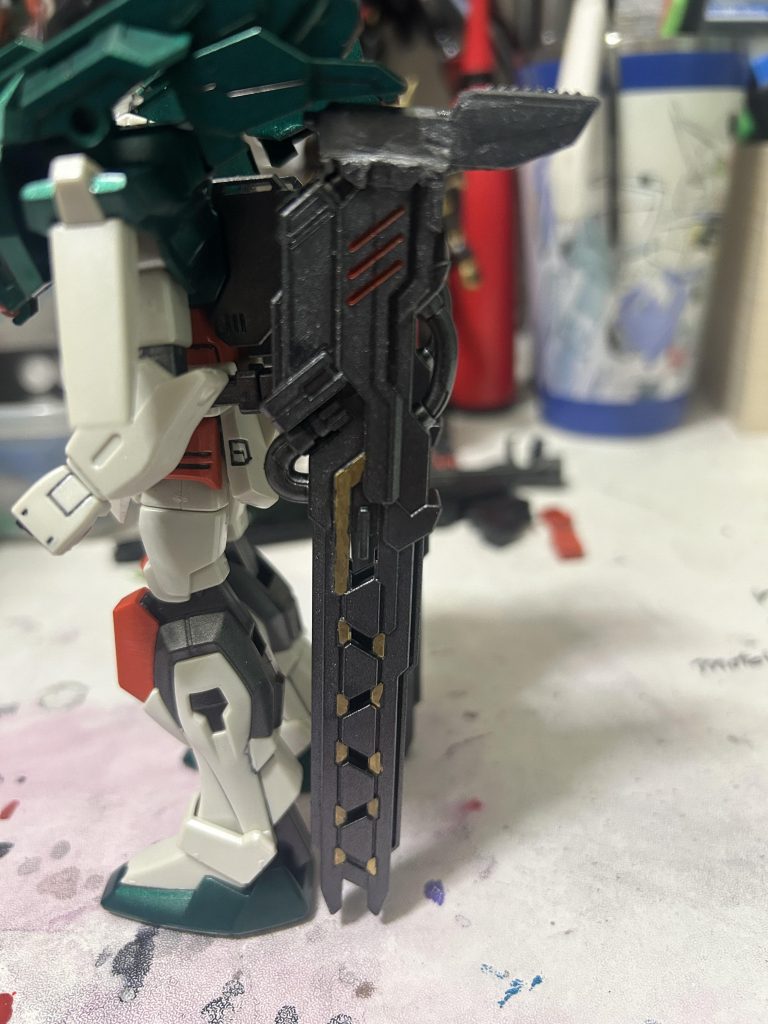 バスターガンダムの背中のマウントラックにSDガンダムのサージェントヴェルデバスターガンダムのレールガンを装備