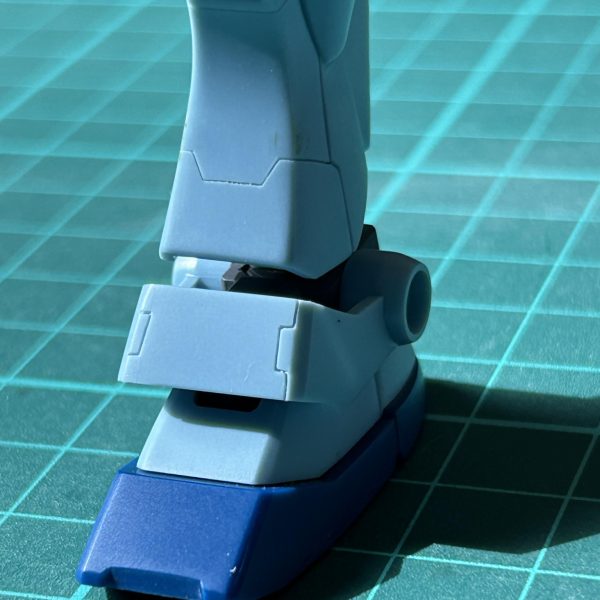 ジムスナⅡ、全体的なプロポーションは良好なんですが、足首周りの可動域がやたらと狭いのが気になりました。 狭いというか、肩幅程度の開脚でも実質アンクルアーマーに干渉していますw そこで、足首関節をプラ板で下駄を履かせて2mm延長してみました。 これでアンクルアーマーとの干渉も解消し、足首の設置性も随分と良くなります。 また、副次的に過去作の素ジム等と頭身が完璧に並びました（地味にこれが一番の狙い。）。 ちなみに、関節部の延長は強度不足に陥りやすいので、1.0mmの真鍮線をボールジョイントの中心に通して補強しています。 こうした可動箇所を加工する際は、流し込み接着剤は×です。 瞬着+プラリペアでガッチリさせておかないと、後で泣きを見ることに…（←実際、泣きを見たので覚書）（3枚目）