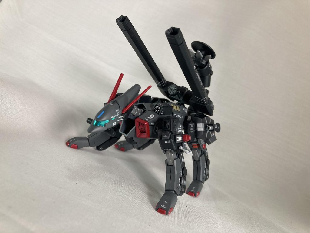 アーマーを装着、前足にはビームの砲口、後ろにはバルカンをつけてみた……バルカンが被っちゃったな。(今気づいた)