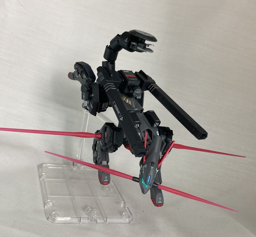 口とアーマーからビームサーベルを展開、ゾイドのブレードライガー的なイメージで脇腹にブレード展開ギミックを仕込みたかったけど脇腹が埋まるとポージングに影響出るなと思って断念