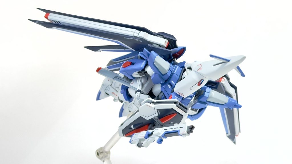 機首にある翼(カナード翼?)は機首パーツを合わせ目消しする都合上後ハメ加工にしてるのですが、そのせいか保持力がなくなり常時プラプラするようになってしまいました。そこで噂のパーマネントマットバーニッシュを買おうかと思っていたのですが、PMBの本来の効果を思い出して代わりに以前買って使っていなかったアクリジョンの瓶入りのつや消しスムースクリアーをカナード翼の基部に塗りつけてみると、かなりいい感じの渋みが生まれプラプラしなくなりました。いい発見でした。