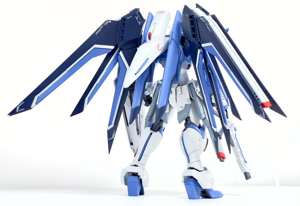 SEEDのPS装甲系の機体はかなりツルツルな印象が強いのですが、サイズがサイズなので今回は半光沢でコートしています。ついでに羽はプラ板を付け足して先鋭化させてます。