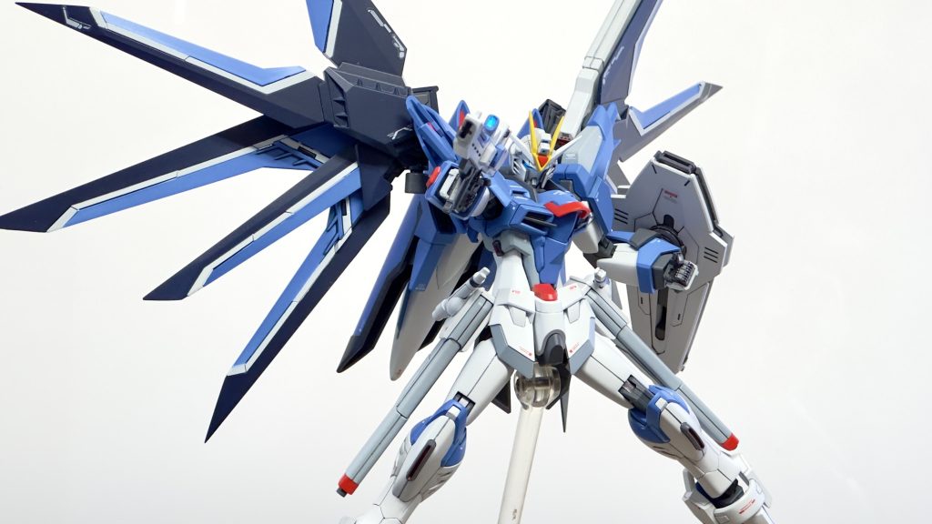 ハンドパーツはまたしても三角屋さんの角指を使わせて頂いてますが、今回は手の甲のパーツと武器握り手を改造して使わせて頂いてます。良い意味で特徴が無いデザインで非常に使い勝手がよく、今後もHGシリーズでしっかり作る際には利用させて頂こうと思います。前回のセカンドVの時と同じサイズの物で、セカンドVの時は大きすぎる印象だったのですが、フリーダムに使うといい感じのサイズ感になったので改めて小型MSの小ささを体感できました。