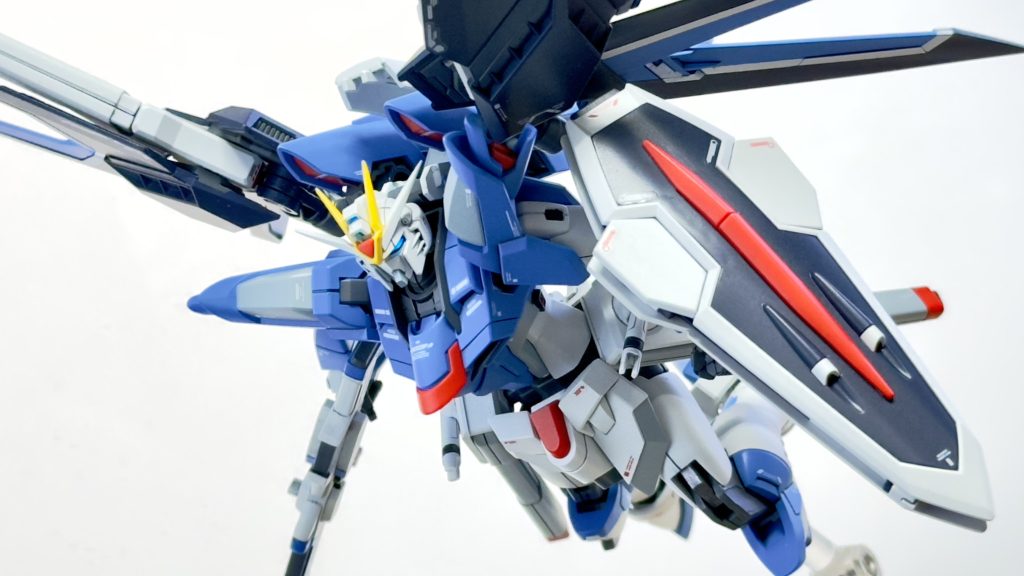 ライジングフリーダムは設定上本体はオーブのモルゲンレーテ社製、武装はプラントの複数兵器メーカー製とのことなので、デカールも本体と武装で違うパターンを使っています。翼が武装かどうか謎だったので本体と武装どちらとも違う雰囲気のデカールにしてあります。