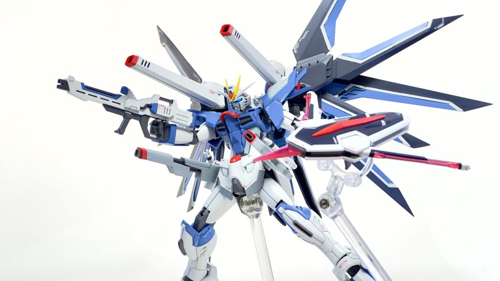 ハイマットフルバースト映画ではここで唐突に作画になって興奮しましたね。「MA-M727A3高エネルギービームライフル」はモナカだったので、久々にパーツをバラバラに切り刻んで合わせ目消ししました。その際ライフル側面のケーブルは偶然部屋のマウンテンサイクルにあった、いつ何のために買ったか分からない1mmのケーブルに置き換えてます。