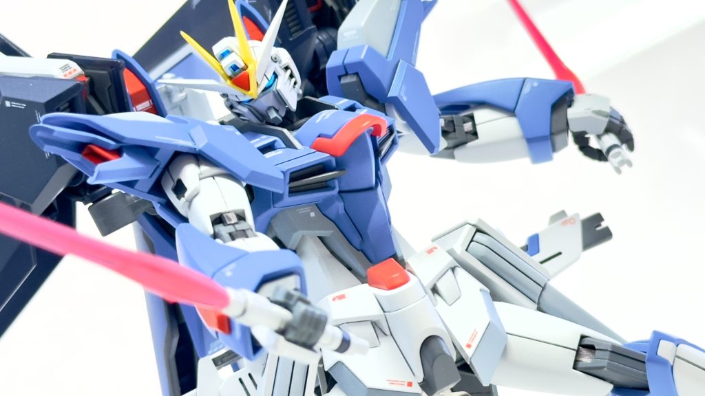 「MA-FZ51ヴェルシーナ ビームサーベル」両刃サーベルが印象強いアスランに比べ、種運命からキラはサーベル二刀流での戦闘が印象に残るようになり劇場版でもしっかりやっていましたね。近接戦時のフリーダムが極悪顔だったのも高評価です。連結することはなかったので接続ピンは潰してもよかったですね...。