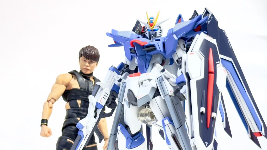 以上。ご覧いただきありがとうございました。今回は自分的に(また)チャレンジの多い製作になり、失敗もいくつかあったのですが、それより仕事が忙しく作業時間がろくに取れなかった結果購入から完成まで一ヵ月以上もかかりましたが、総合的には満足する出来になってくれました!次に組む予定のガンプラはプレバン争奪戦に戦う前から敗北し続けた結果HGマイティーストライクフリーダムまでお預けに...ソードカラミティとミゲル専用ジン欲しかった...。ただゲルググメナースはどうしても確保しておきたいので発売日にヨドバシに吶喊する予定ですが果たして...。P.S...写真は目が光ってますけどレタッチです。気分です。いつかはLED仕込んでみたいですが。