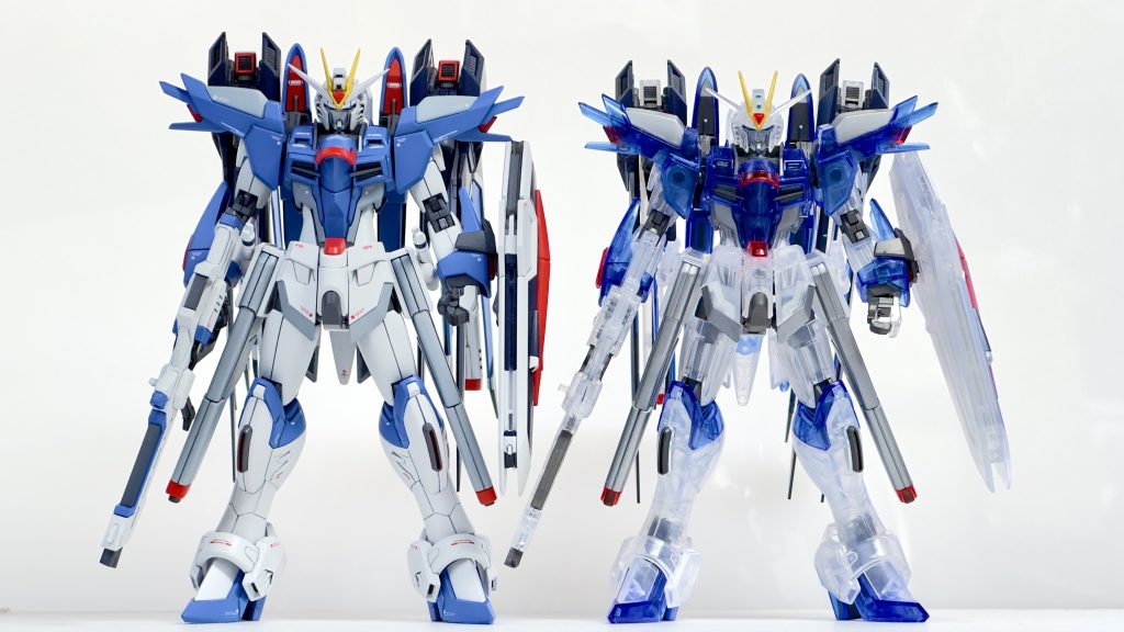 比較に劇場公開記念クリアカラー版のライジングフリーダムと。クリアカラーで見辛いですが単純に5mmの身長差があり、さらに胴を延長したおかげで腕が未改造時よりも閉じる様になりスマートなシルエットにすることができました。ただ、やはり背負いものが重く本編で見せた翼の格納状態では超前傾姿勢でないと安定した自立が困難だったので、前回投稿したセカンドVの時と同様に脚部に1mm鉛玉を詰め込んでます。おかげで写真の状態でも安定して自立してくれるようになりました(クリアカラー版もたたんでますが背景にもたれかかってます...)。