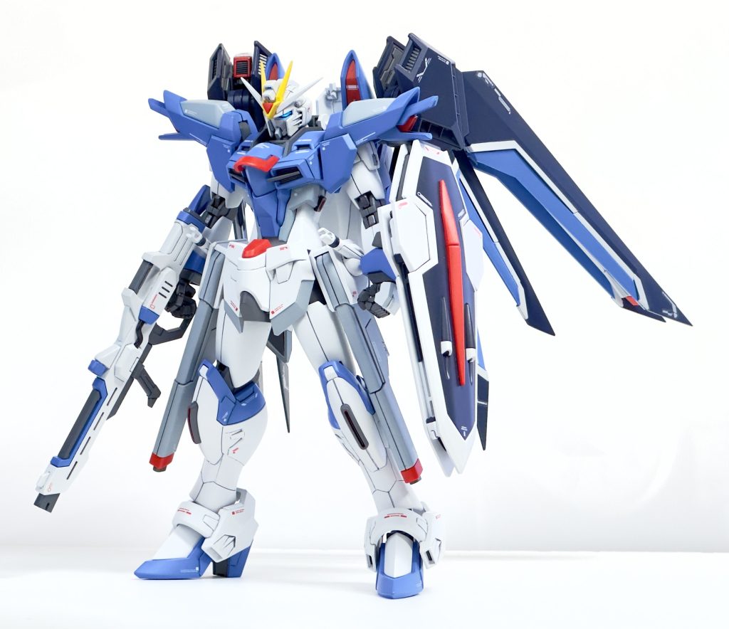 SEEDのMSは大河原さんの設定よりアニメ本編の重田さん体形の方が印象に強いのもあって、プラモ(特にHG)は毎回シルエットの違和感が凄まじく、今回も例によってプラモのままのシルエットが個人的に厳しかったので、太ももと二の腕をそれぞれ2mm、腹部を3mm延長し、あとは腰の「MMI-M2020ヴァイパー3レールガン」と胴体と肩の接続を詰めてシルエットを引き締めてみました。また非常に目立たないのですが、リアスカートの裏側は正面から見えてしまい地味に目立つので0.5mmプラ板で埋めてます。初めて延長作業をしてみましたが、効果は絶大で作業自体も楽しかったですが毎回やりたいとは思えない作業でした...