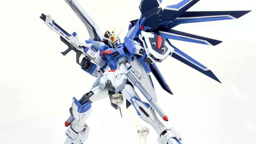 脛の合わせ目は当初スルーしようと思っていたのですが、やはり目立ったので戦闘機キットよろしく、挟み込むパーツを全部塗装まで完成させ組み込んでから合わせ目消し作業をして塗装しています。負荷のかかる関節部なので後ハメ加工で強度に不安が出そうでしたし。