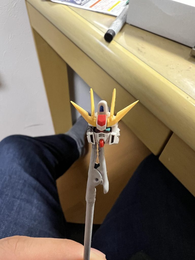 顔を作る時はアニメを確認しながら傷の位置をしっかり見て入れたり、目の部分はプラ棒で再現しました。