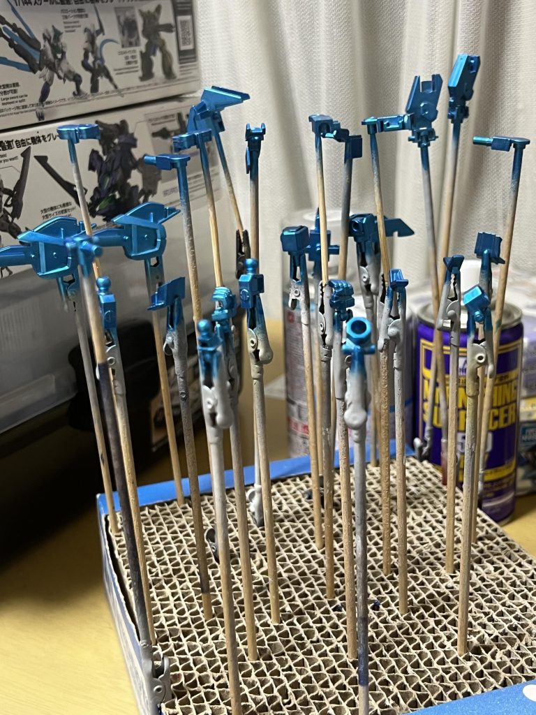 関節パーツにはRGシステムを再現するためにガンダムマーカーで色をつけた後、ラメの入ったマニキュアを塗って上から水性トップコート光沢を吹きました。