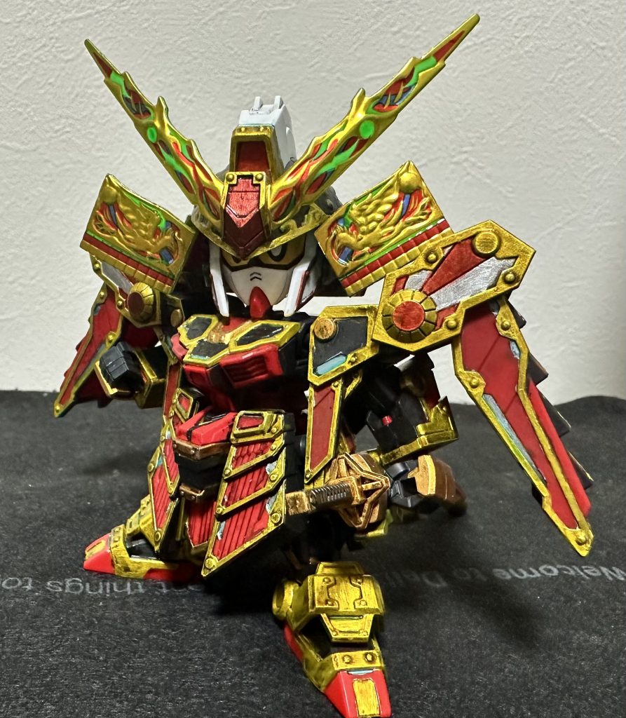 いやもうさすがに7〜8代目くらいの武者頑駄無リテイクだからディティールは最高ですね!立ち姿は完璧です!設定色が徹底的に金縁指定になってるので超将軍かなってくらい豪奢な雰囲気になりますねアーマーの塗装はなんとなく炭治郎というか、旭っぽい感じになって良さげと思ってアレンジしました