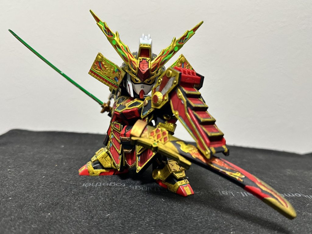 抜刀!みたいな感じで鞘飾りの鳳凰はグラデーションかけてますその他、縁の金色はシタデルのストームホストシルバーをベースにコントラストカラーのインペリアルフィストでキャンディ風に塗ってます鍔、鯉口、籠手はリトリビューターアーマー