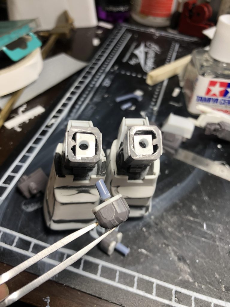 脚が開かないので回転軸を追加