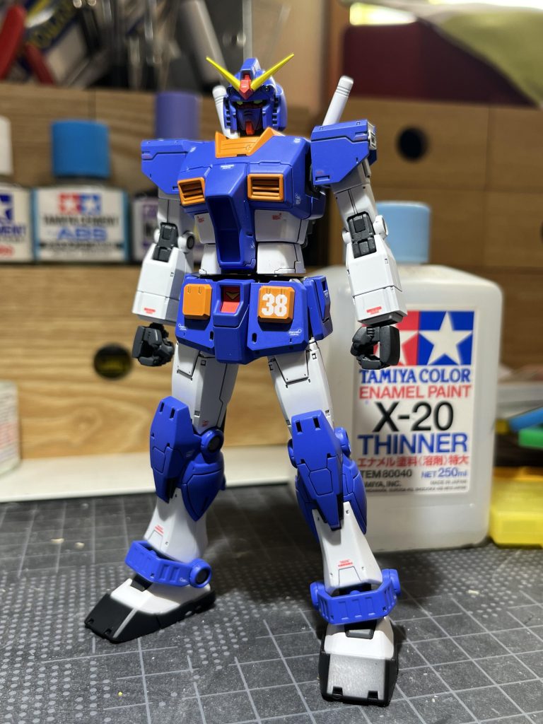 中身本来アーマーは脱着可能ですが塗膜の厚みで肩と踵のアーマーが外せなくなりましたのでこれで見納めせっかくサーベルとラックも塗装したのに残念です