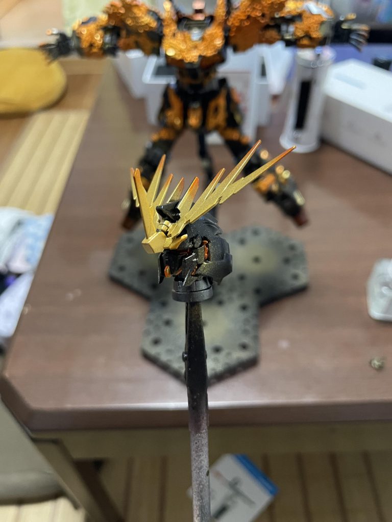 バンシィのアンテナを取り寄せてそのまま着くかと思いきや土台の加工が必要だったのでひたすらヤスリで削って調整。その結果綺麗な顔面が出来上がりました。