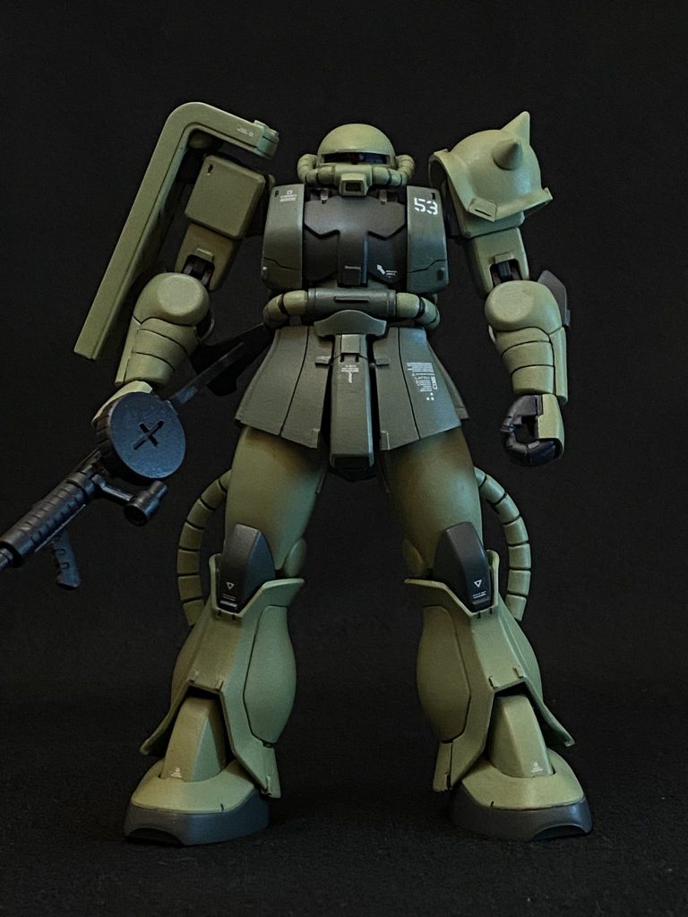 改修点は①頭部上半分を低くしモノアイスリット幅つめ②肩関節を加工し肩を高く③前腕短縮④スカート延長 です。これらの加工で、ボリューム感を下半身に寄せることを狙っています。