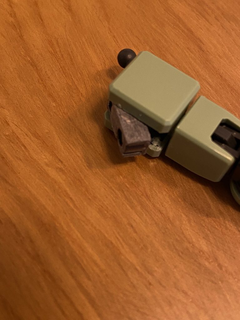 肩の加工部分です。関節パーツを延長して肩の付き位置を高くするとともに、関節パーツが収まるよう肩の開口部を広げました。