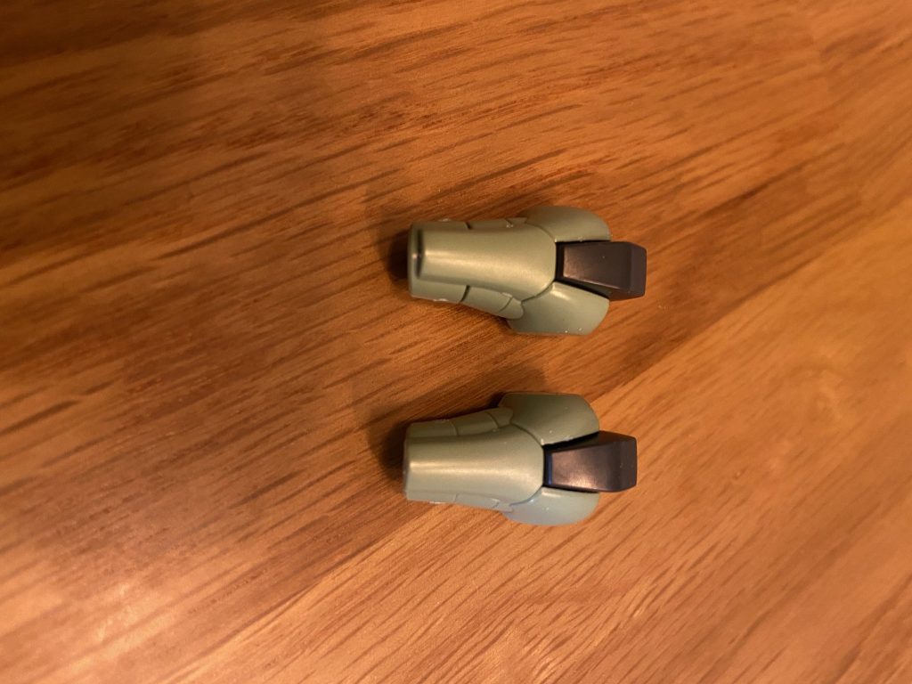 前腕の短縮具合です。上が加工前、下が加工後ですね。ほとんど誤差の範囲内かもしれませんが、腕が長い様に感じたので、肩の改修と合わせて腕が少しでも短く見えるように改修しました。