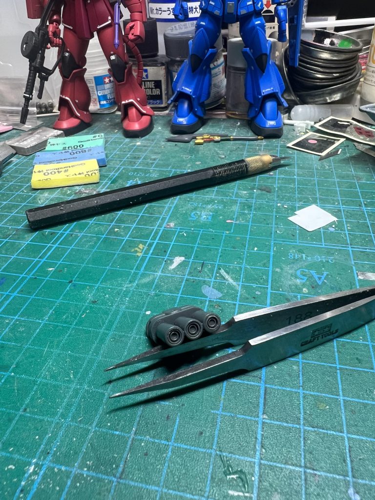 三連ガトリングは穴を拡張してディテールアップパーツはめてます 