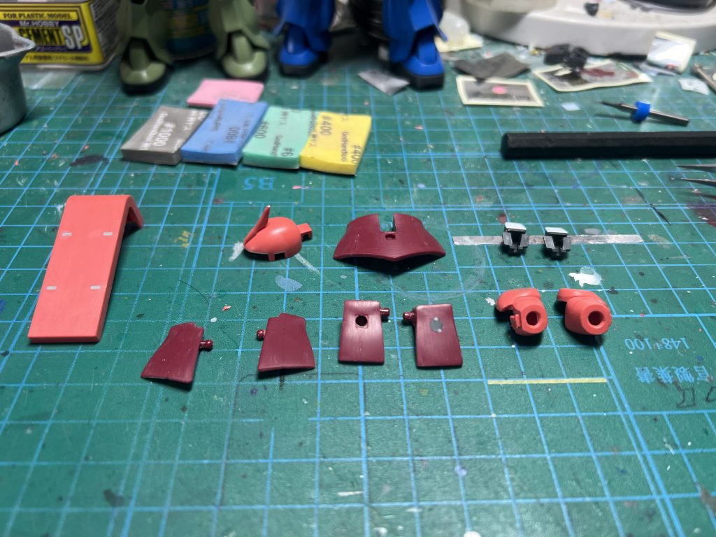 頭部パーツを少し弄ったのとキット既存のモールドをあえて埋めてザクらしさを表現するようにしました