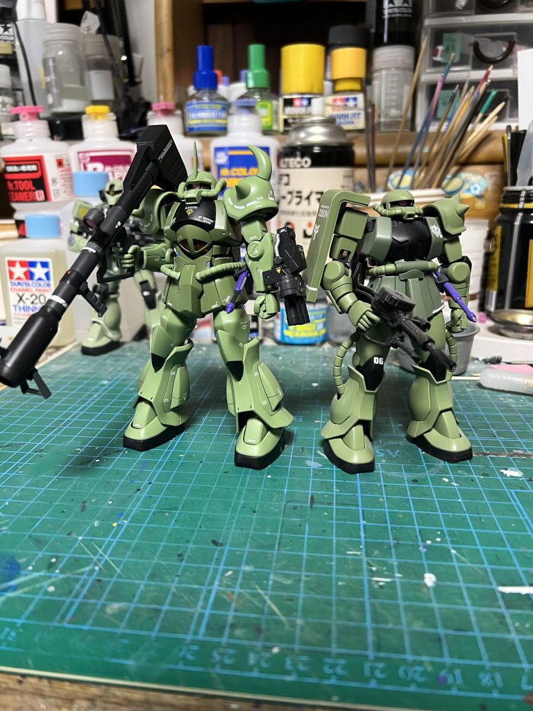 ガンダムカラーのMSグリーンで塗装したザクと比べると明るめのグリーンです