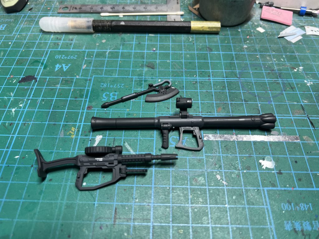 武装は合わせ目消しを行い塗り分けしてます             またスコープにはHアイズを塗装したものを取り付け        ヒートホークは刃の部分をシャープになるように加工しました