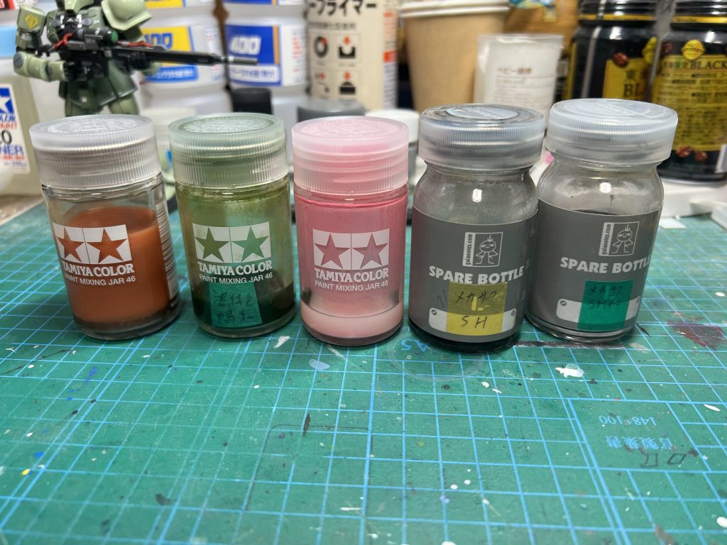 今回使用した塗料 胴体等の茶色はレッドブラウンです 調色は行わず機体色に近い色を使いました グリーンは色味が濃いのに塗りムラがひどくなってしまいました(^_^;)