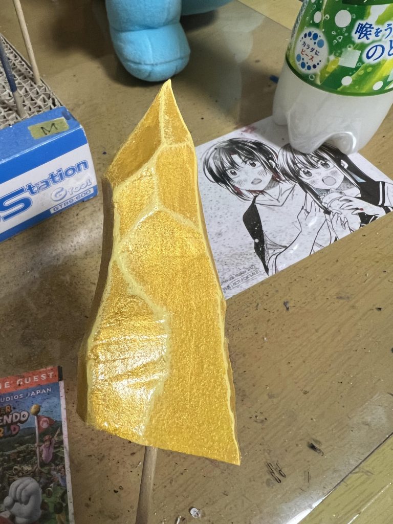 結晶感を出すために百均の発泡スチロールに色をつけて、さらに上からラメスプレーを吹き、さらにさらに上から水性スプレー光沢を吹きました。