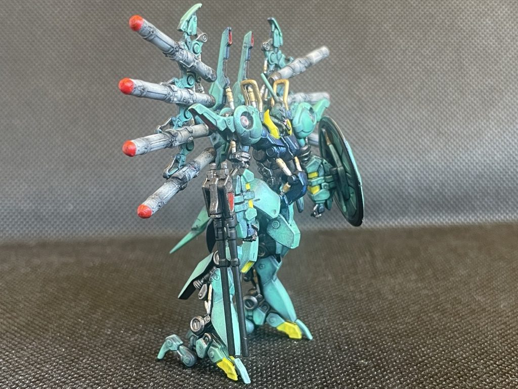 予想はしていましたが、余りのパーツの小ささに苦戦する事しきり。顔の横のパーツが何処か飛んで行った時は、完成を諦めようかと、、、